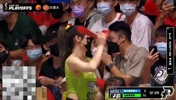 台妹啦啦队在场边卖力热舞，小哥的眼神都无处安放了🤭