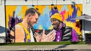新宠&传奇💜💛洛杉矶街头出现东契奇和科比握手的壁画
