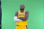 意气风发！詹姆斯和东契奇分别在绿幕前拍摄新赛季定妆照
